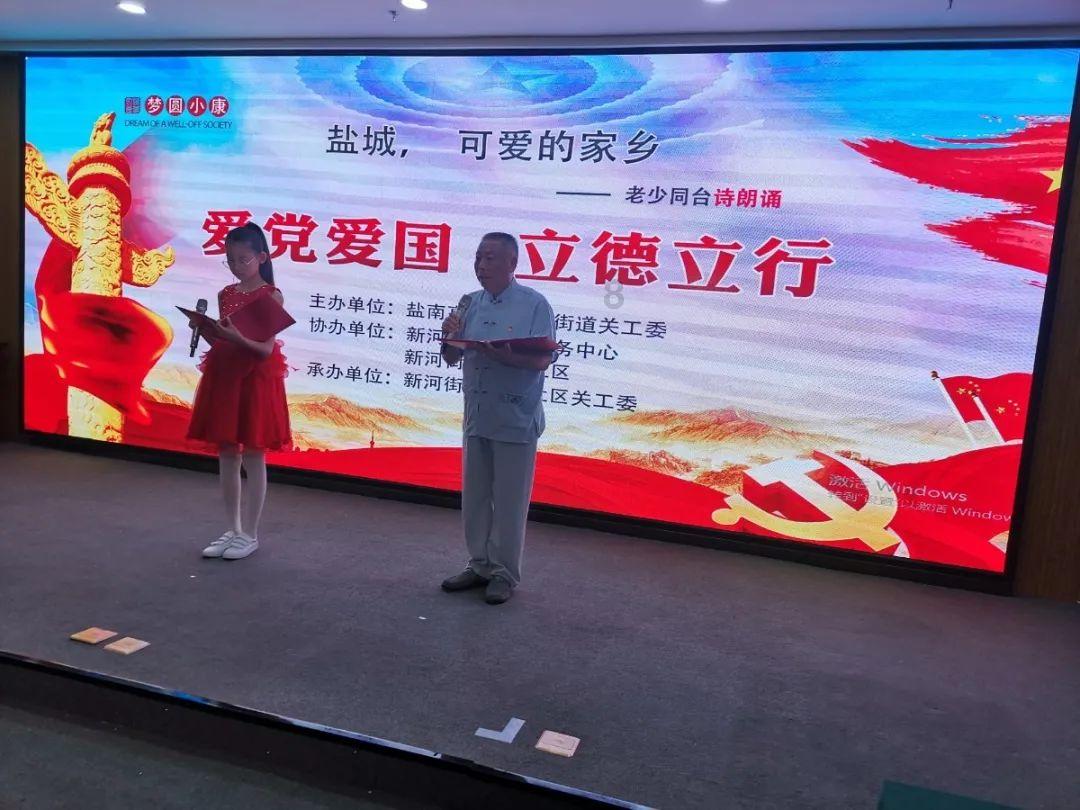 两个小孩坐在桌子上画画的看图写话怎么写？游戏画面